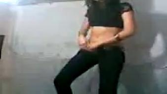 Уз стриптиз: Голая узбечка танцует стриптиз на камеру